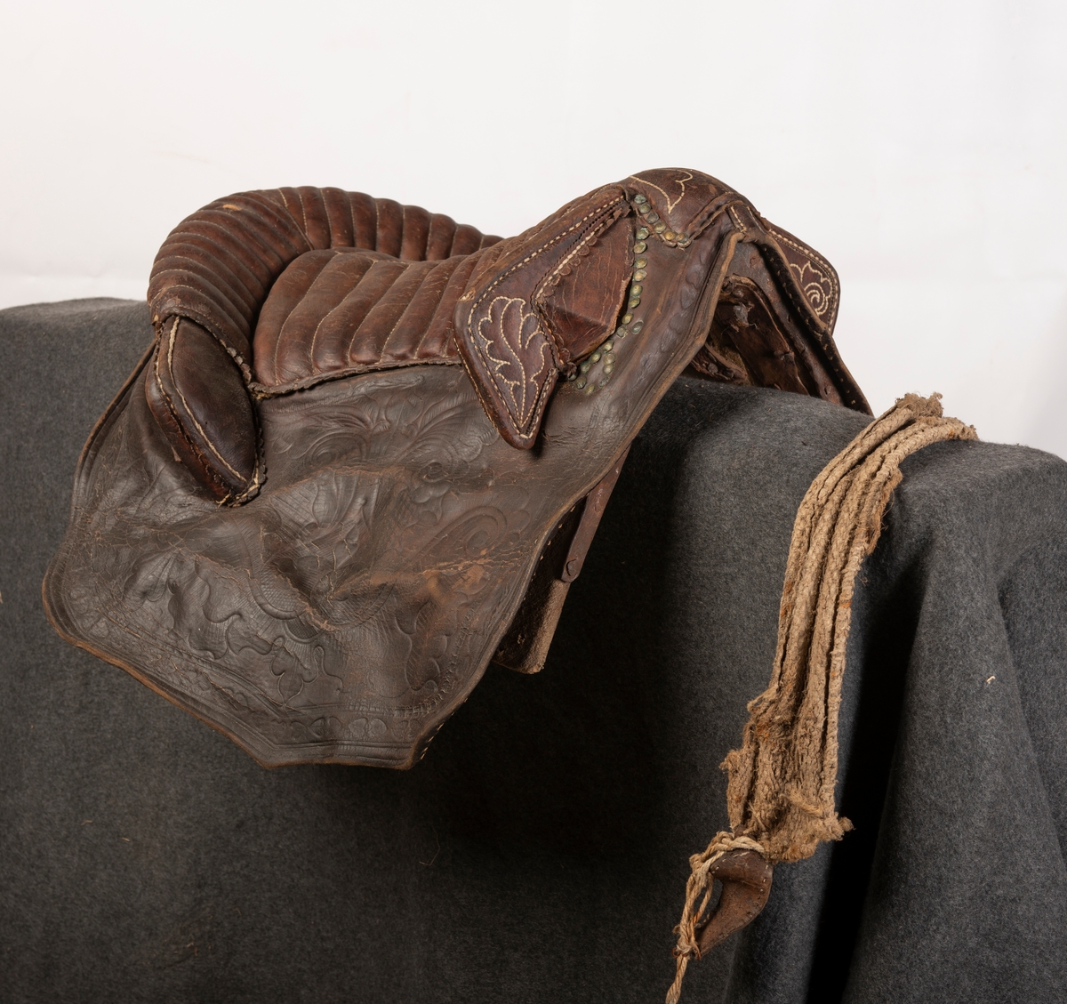 Lærtrukket sadel fra 1778. Initialene ONS brodert. Kapper med preget lær. 