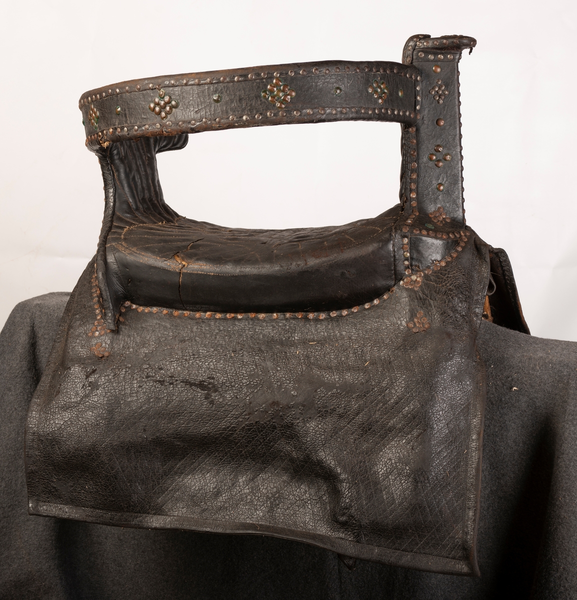 Lær på hele sadelen. Setet syd mønster. Nagler av jern og kobber. Initialene i kobberstift: SLD og årstallet 1755.
