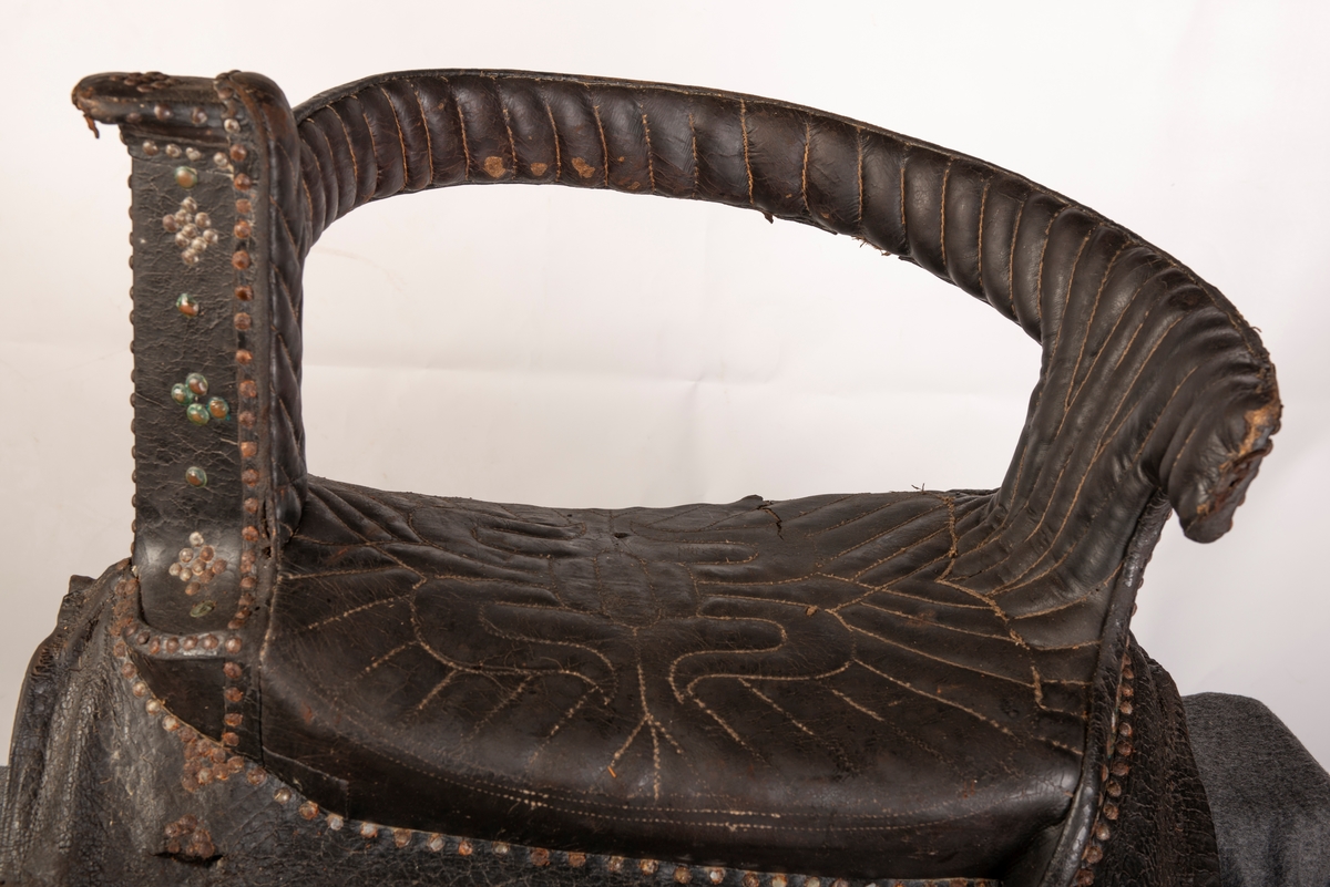 Lær på hele sadelen. Setet syd mønster. Nagler av jern og kobber. Initialene i kobberstift: SLD og årstallet 1755.