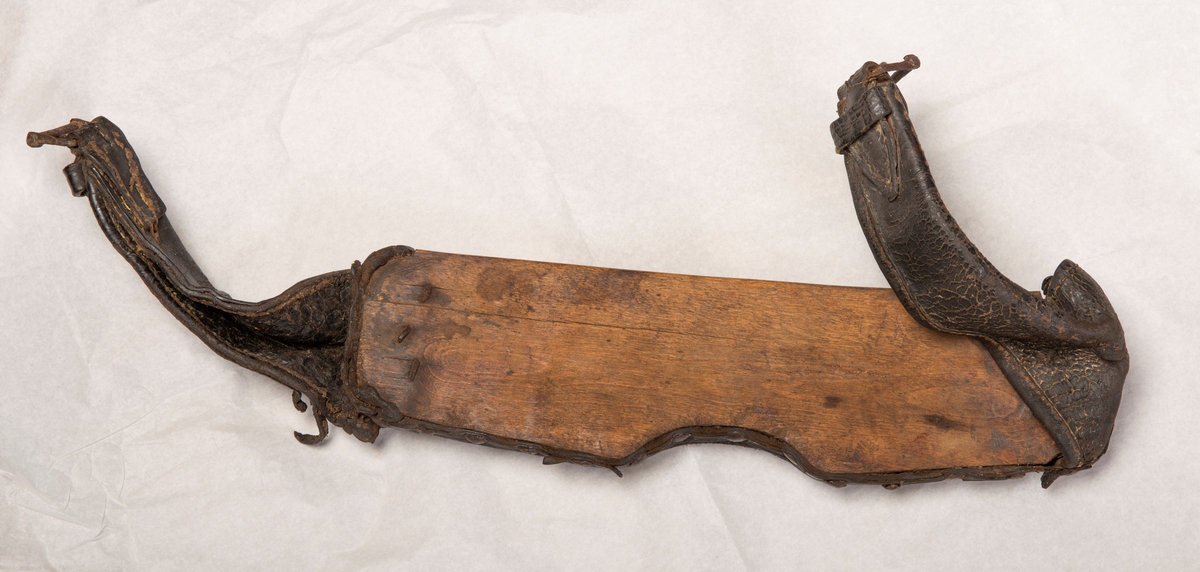 Lær på hele sadelen. Setet syd mønster. Nagler av jern og kobber. Initialene i kobberstift: SLD og årstallet 1755.