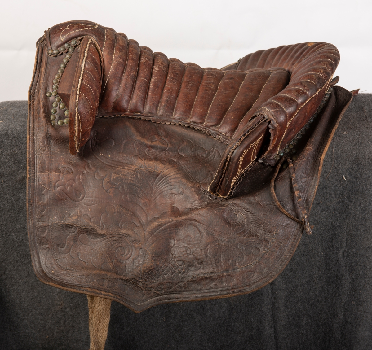 Lærtrukket sadel fra 1778. Initialene ONS brodert. Kapper med preget lær. 