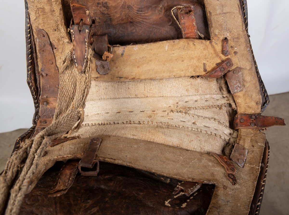 Lærtrukket sadel fra 1778. Initialene ONS brodert. Kapper med preget lær. 