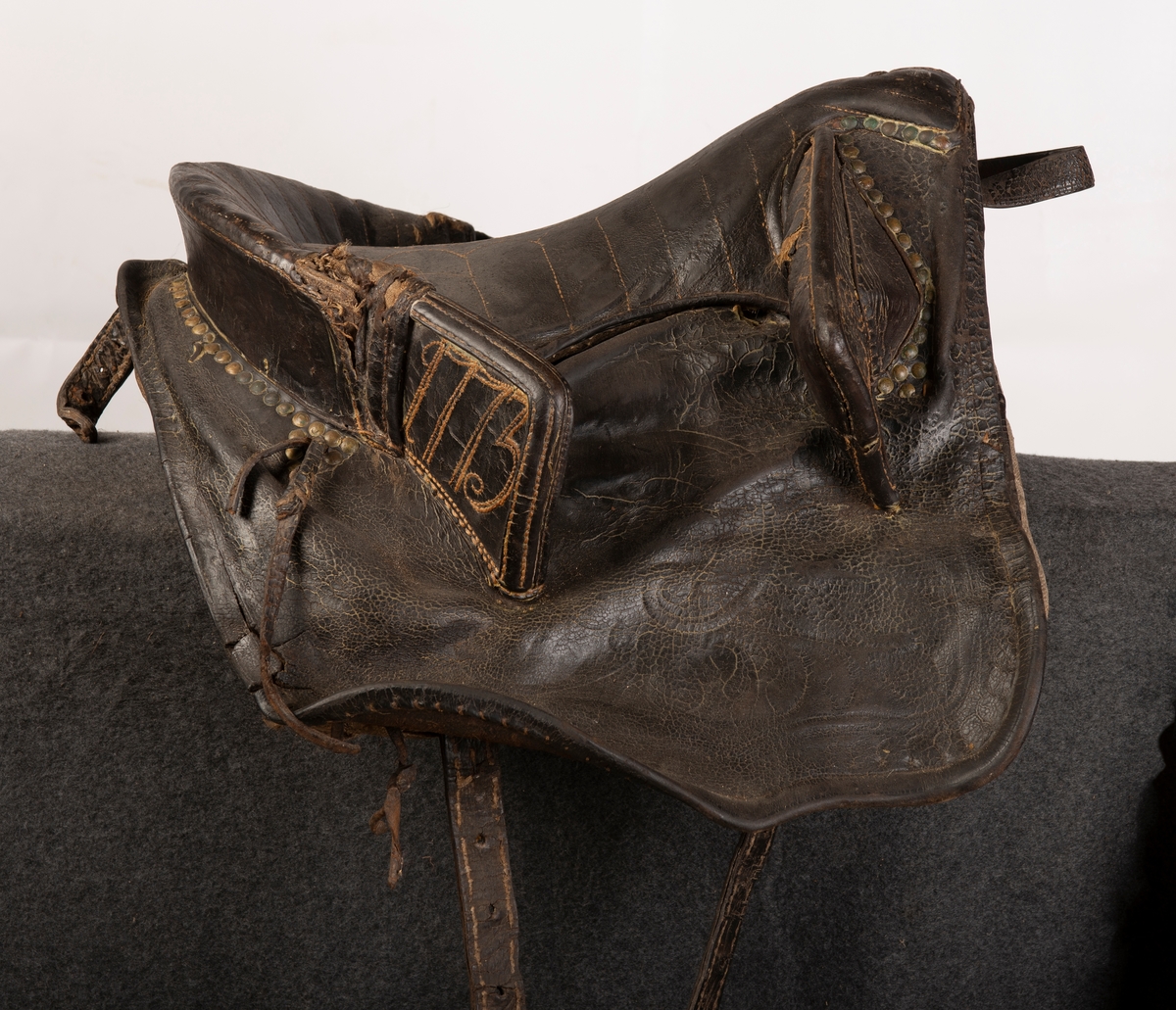 Heltrukket med lær. Broderte initialer og årstallet 1773