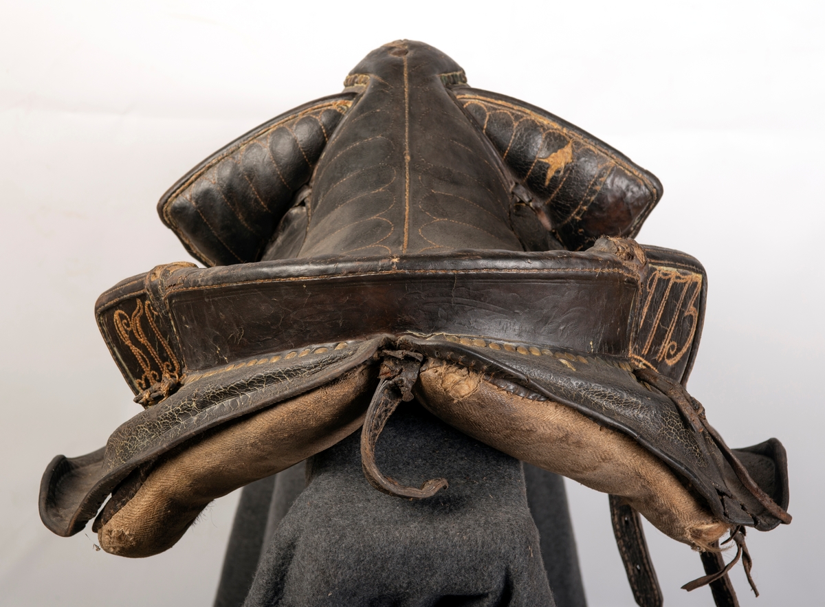 Heltrukket med lær. Broderte initialer og årstallet 1773