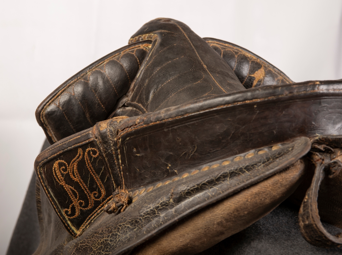 Heltrukket med lær. Broderte initialer og årstallet 1773