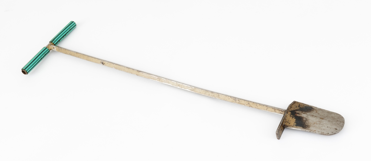 Plantespettet består av en stålkile med et 80 centimeter langt skaft som danner en forlengelse av kilens midtakse. I ytterenden av skaftet er det lagd et 24,4 centimeter langt T-formet handtak. Plantespettet trykkes ned i bakken ved at brukeren setter foten på ei stålstang som er festet til kilens øverkant, ved overgangen mot skaftet. 

Spettet er laget i stål. Skaftet består av et kvadratisk rør (1,5 X 1,5 centimeter). Ved overgangen mellom skaft og spettblad er det påsveiset en fotknast som plantøren kunne tråkke kilen ned i bakken for å åpne ei plantespalte. Spettkilen er 13,9 centimeter. Kilen er sammensveiset av stålplater med et tverrsnitt som et flattrykt parallellogram. Redskapet er innsatt med gullfarget metallic-lakk, men på den nedre delen av spettkilen er lakken vekkslitt. Handtakene har handtak som er lagd av grønn, småriflet hageslange med svarte striper. 

Det var professor Elias Mork (1897-1974) som i samarbeid med gardbruker Asbjørn Imset (1884-1978) fra Løten i Hedmark utviklet det norske plantespettet i slutten av 1940-åra.  Mork sendte et riss til Imset, som på grunnlag av disse tegningene lagde Mork tre prototyper.  Han fikk seinere redskapsprodusenten Bjørnrud & Arnestad i Oslo til å masseprodusere den modellen han syntes best om.  Morks egne analyser viste at spettplanting var den rimeligste måten å plante skog på.  Resultatet varierte imidlertid med jordsmonnet.  Mork anbefalte spettet på steinrik moldjord.  På Østlandet, der forsommertørke kunne skape problemer, anbefalte han bruk av fylljord i forbindelse med spettplanting.  På slike lokaliteter var det hensiktsmessig å bruke torommete plantekasser med fylljord i det ene rommet og planter i det andre. I mer nedbørrike kyststrøk var det vanligvis ikke behov for fylljord. 

Elias Mork var forstkandidat.  Han arbeidet som forsøksleder i Skogforsøksvesenet fra 1933 og fikk professortittel i 1947.  Mork var Skogforsøksvesenets øverste leder i perioden 1956-62.