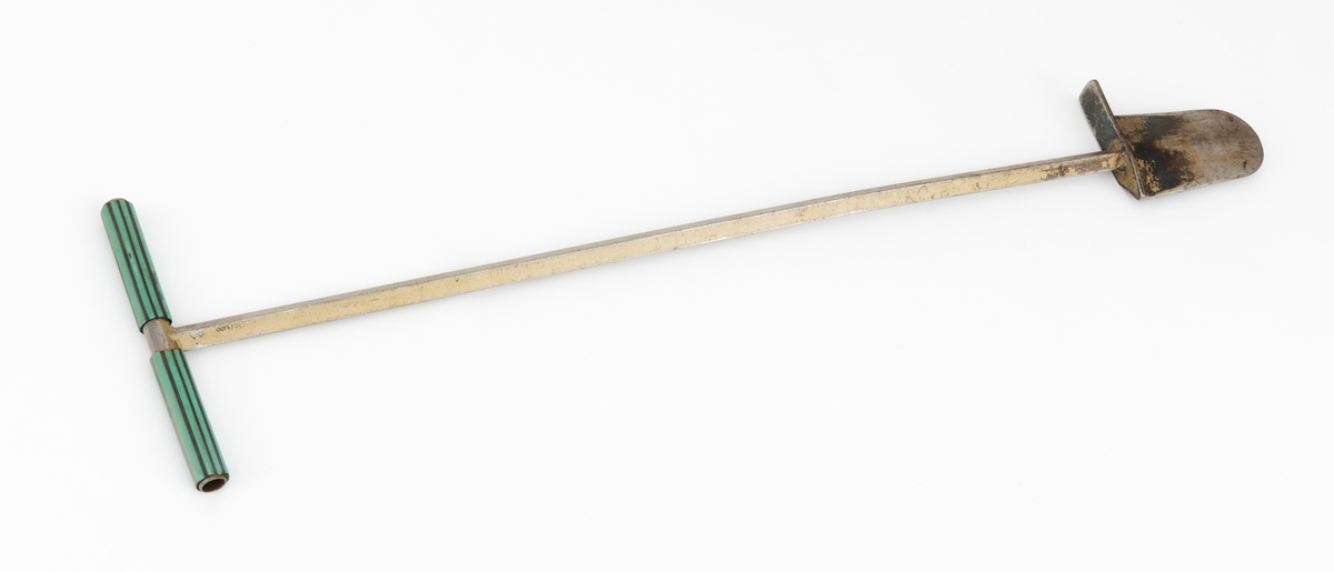 Plantespettet består av en stålkile med et 80 centimeter langt skaft som danner en forlengelse av kilens midtakse. I ytterenden av skaftet er det lagd et 24,4 centimeter langt T-formet handtak. Plantespettet trykkes ned i bakken ved at brukeren setter foten på ei stålstang som er festet til kilens øverkant, ved overgangen mot skaftet. 

Spettet er laget i stål. Skaftet består av et kvadratisk rør (1,5 X 1,5 centimeter). Ved overgangen mellom skaft og spettblad er det påsveiset en fotknast som plantøren kunne tråkke kilen ned i bakken for å åpne ei plantespalte. Spettkilen er 13,9 centimeter. Kilen er sammensveiset av stålplater med et tverrsnitt som et flattrykt parallellogram. Redskapet er innsatt med gullfarget metallic-lakk, men på den nedre delen av spettkilen er lakken vekkslitt. Handtakene har handtak som er lagd av grønn, småriflet hageslange med svarte striper. 

Det var professor Elias Mork (1897-1974) som i samarbeid med gardbruker Asbjørn Imset (1884-1978) fra Løten i Hedmark utviklet det norske plantespettet i slutten av 1940-åra.  Mork sendte et riss til Imset, som på grunnlag av disse tegningene lagde Mork tre prototyper.  Han fikk seinere redskapsprodusenten Bjørnrud & Arnestad i Oslo til å masseprodusere den modellen han syntes best om.  Morks egne analyser viste at spettplanting var den rimeligste måten å plante skog på.  Resultatet varierte imidlertid med jordsmonnet.  Mork anbefalte spettet på steinrik moldjord.  På Østlandet, der forsommertørke kunne skape problemer, anbefalte han bruk av fylljord i forbindelse med spettplanting.  På slike lokaliteter var det hensiktsmessig å bruke torommete plantekasser med fylljord i det ene rommet og planter i det andre. I mer nedbørrike kyststrøk var det vanligvis ikke behov for fylljord. 

Elias Mork var forstkandidat.  Han arbeidet som forsøksleder i Skogforsøksvesenet fra 1933 og fikk professortittel i 1947.  Mork var Skogforsøksvesenets øverste leder i perioden 1956-62.