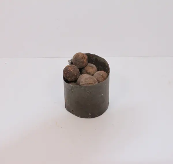 Blikkboks med mange små kuler fra København 1807