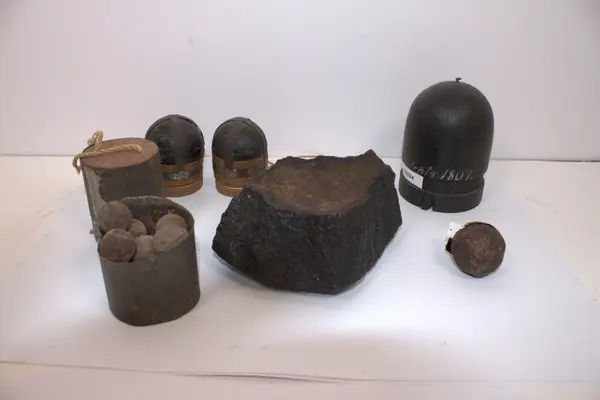 Blikkboks med mange små kuler fra København 1807