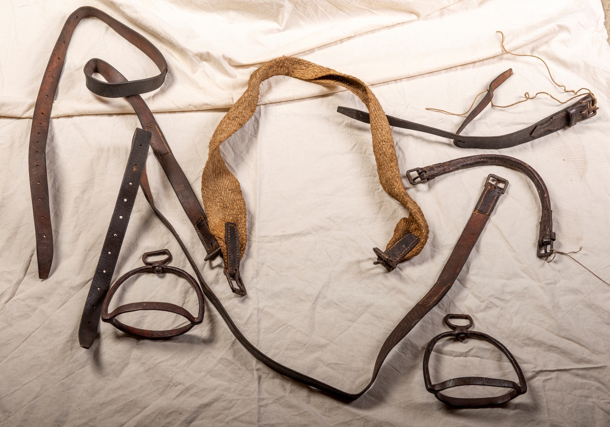Heltrukket med lær. Initialene, antatt, JPSK og årstallet 1772 brodert på læret. 2 stigbøyler av jern, 3 lærremmer, halerem og 1 gjord. 