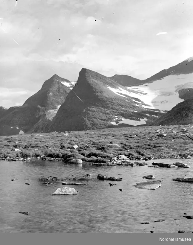 Her ser vi en gruppe barn ute på terassen til en bolighus. Trolig enten familie, slekt eller bekjente av fotografen, som sannsynligvis er John Myhren. Datering er ukjent, men trolig mellom 1930 til 1960. Stedet er også ukjent, men kan være fra Sunndal kommune.
Fra Nordmøre museums fotosamlinger.
