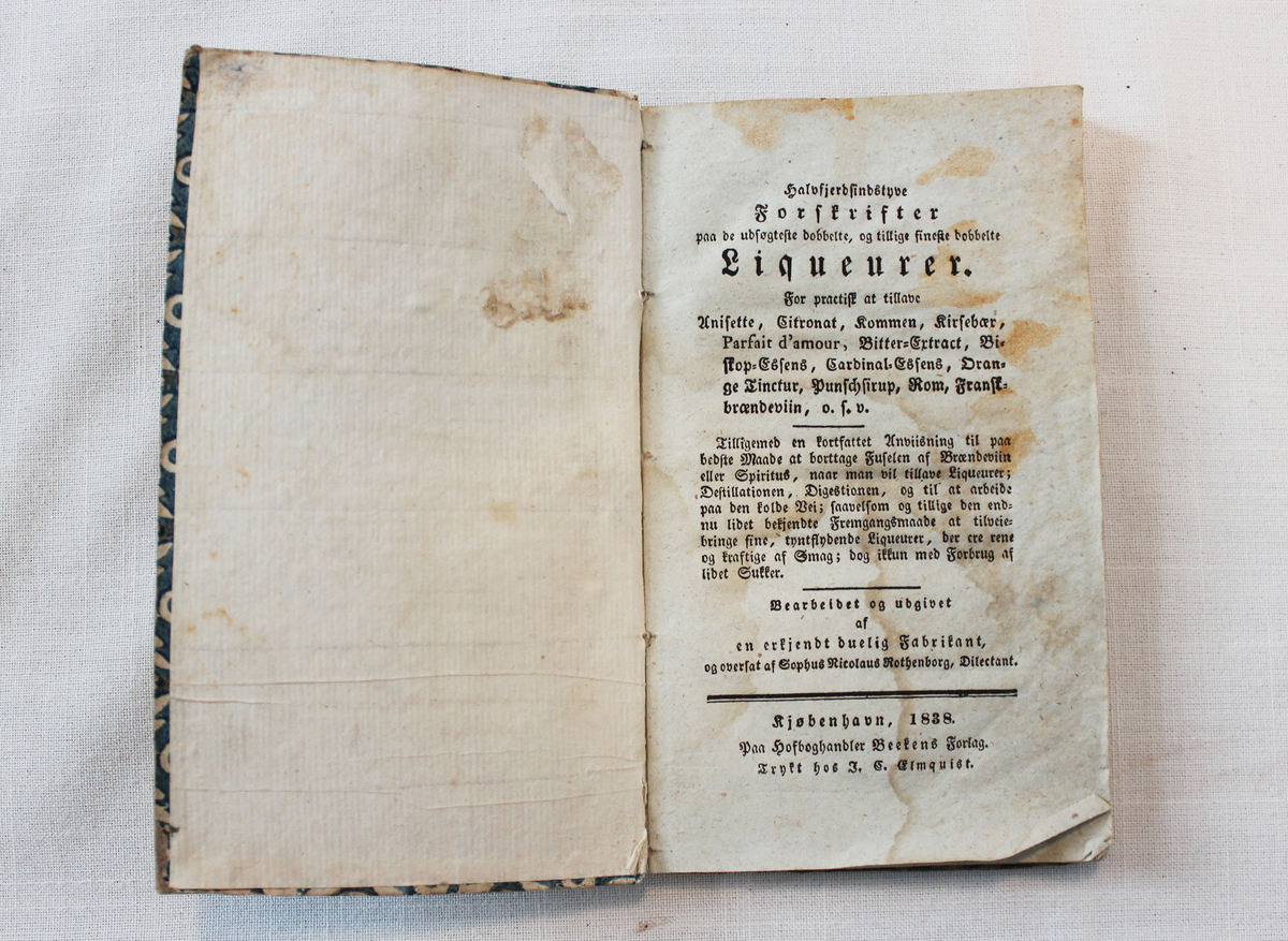 Bok om destillering med tittelen "Den nyeste og paalideligste destilleerbog" København, 1838. 
Boken finnes i original og i fotostatkopi. Det er usikkert når fotostatkopien ble laget. 
Fotostatkopien tilhørte landhandler Gulbrand Gjestvang fra Stange. Han var kasserer i byggekomiteen for Atlungstad Brænderi i 1855. 

Fra samlingen etter Ole Gjestvang. 