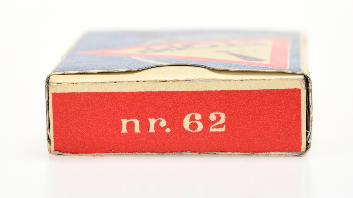 Motivet på esken er et stoppskilt, rød trekant med 
utropstegn og STOPP inni.