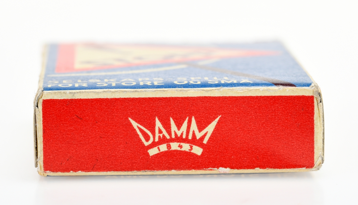 Motivet på esken er et stoppskilt, rød trekant med 
utropstegn og STOPP inni.