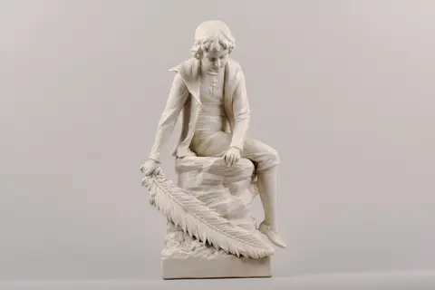 Sjömansgosse med palmblad [Keramikskulptur]