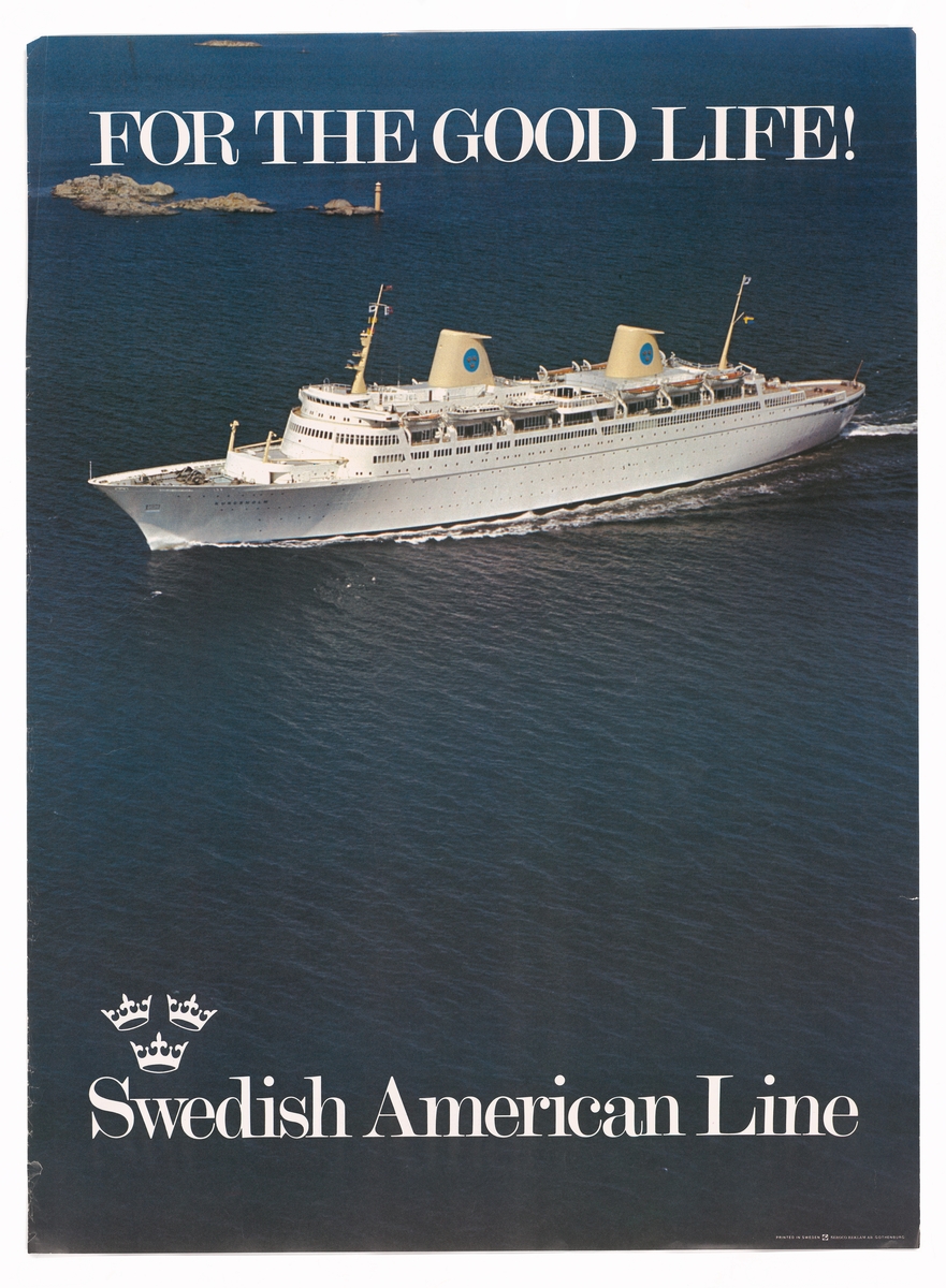 Affisch från Svenska Amerika Linien. Troligen 1960-tal. Vitmålat fartyg från SAL på mörkblå vatten med några små kobbar som skymtar.