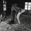 Neg nr 211. Täljning med yxa av bakhusspantet. Foto 14.8 1962.
