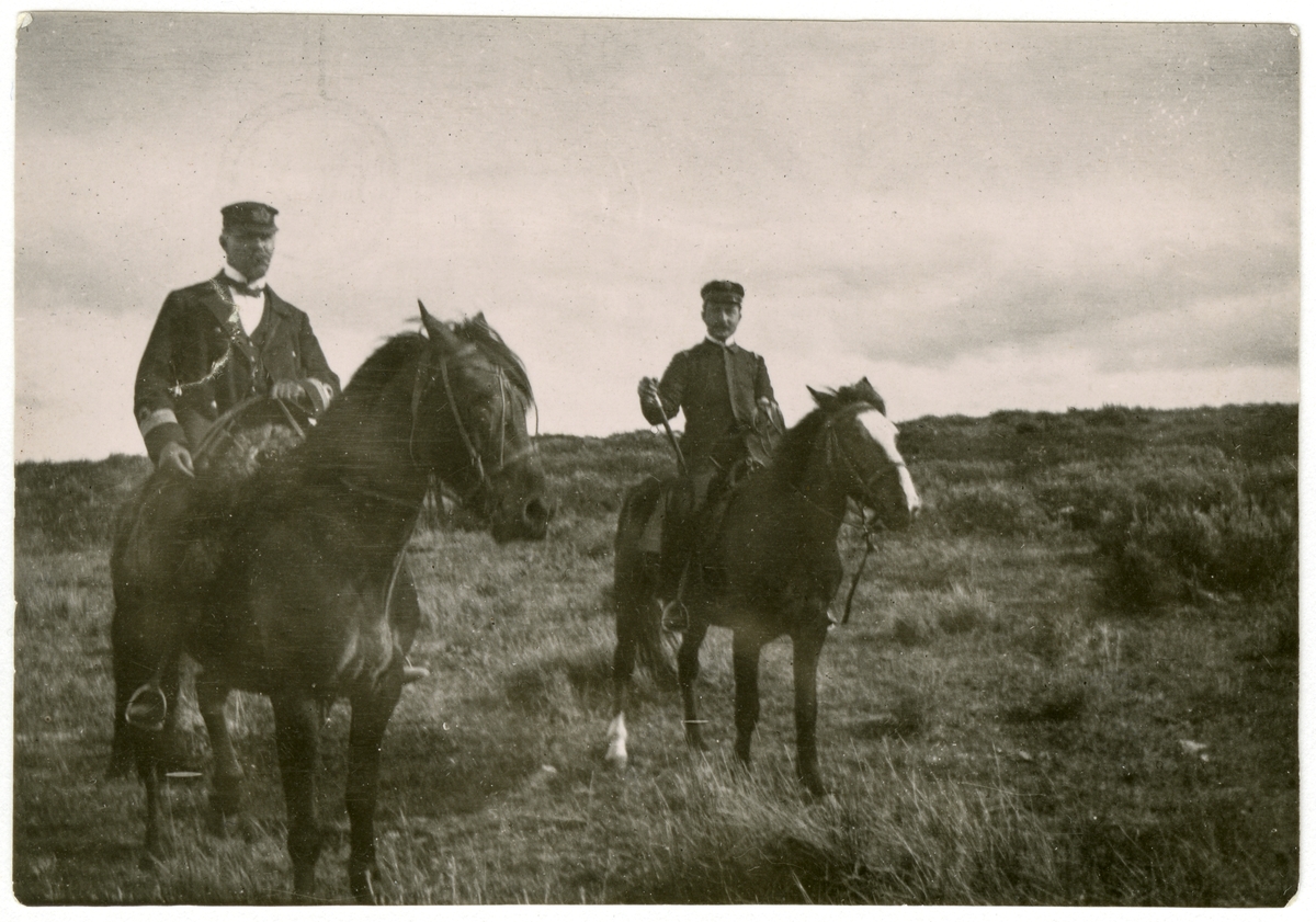 Olof Gyldén och argentinske löjtnanten Brebbin / Brebbia (?) till häst.