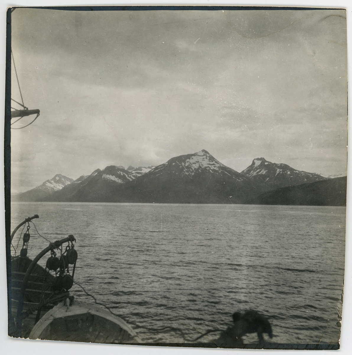Vy över snötäckta berg från Antarktiska undsättningsexpeditionens fartyg FRITHJOF. 18 september 1903.