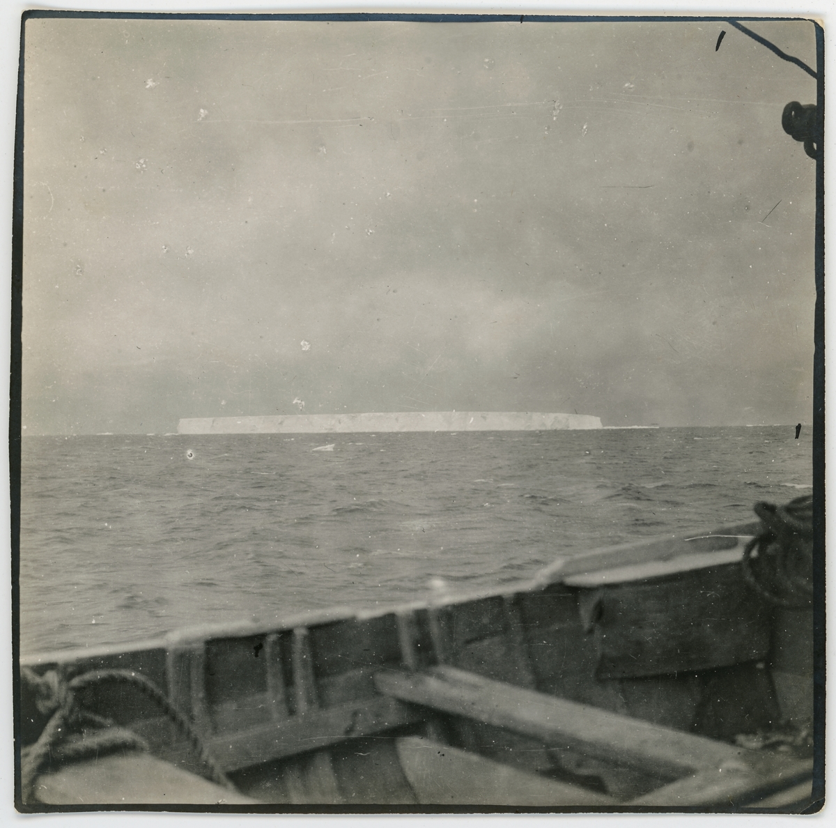 Isberg i Bransfield Strait. Fotografiet taget från däck på Antarktiska undsättningsexpeditionens fartyg FRITHJOF.