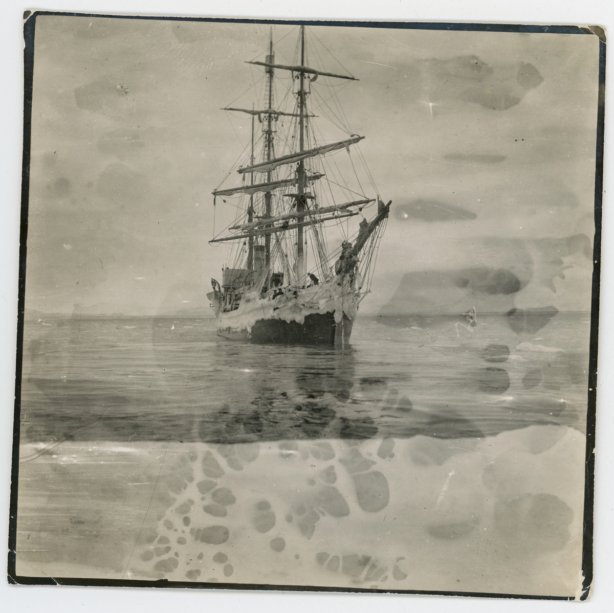 Antarktiska undsättningsexpeditionens fartyg FRITHJOF vid Admiralty Inlet, Amiralitetssundet, 4 december 1903. Påskrift på originalets baksida: "Vid iskanten".