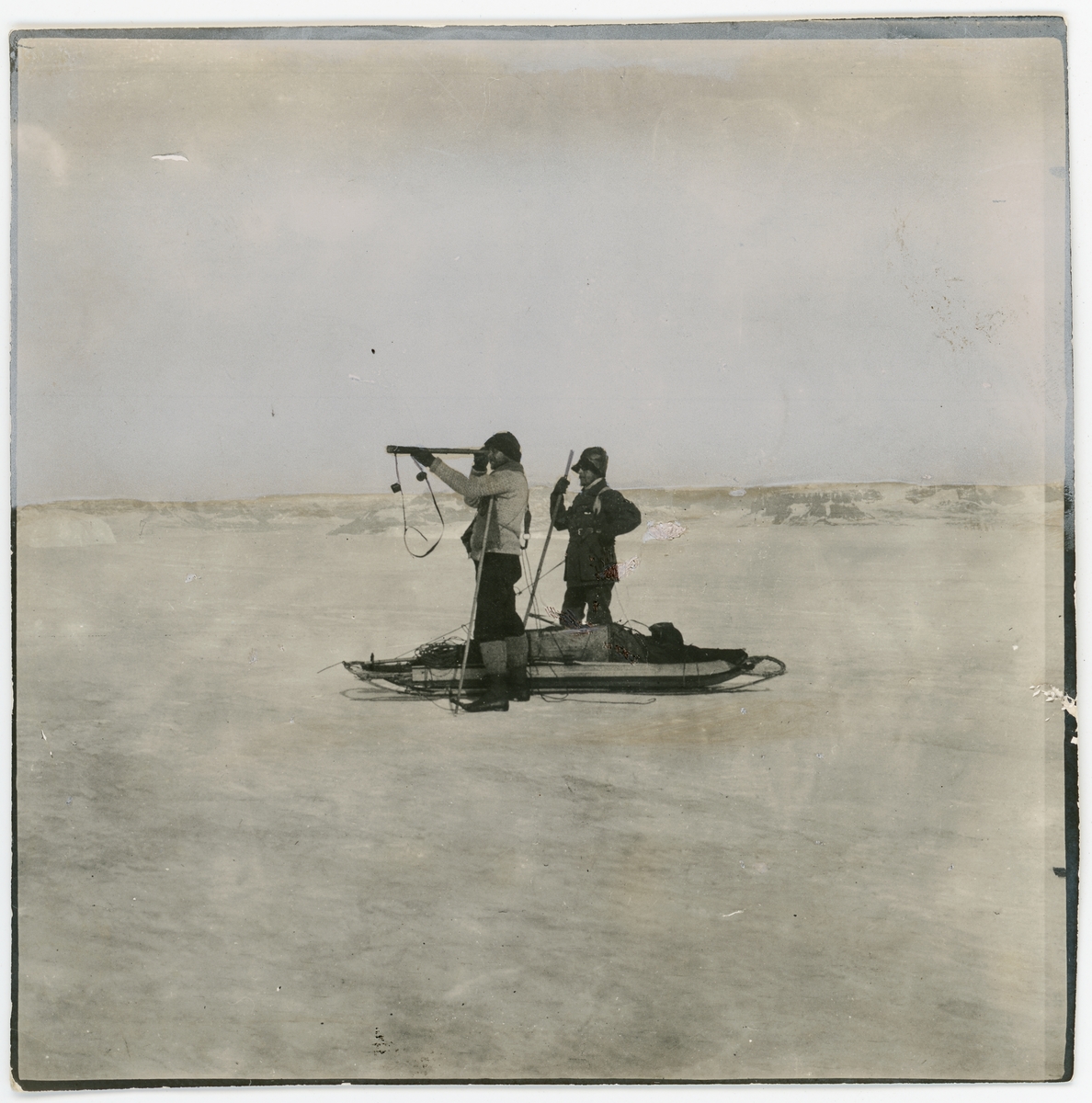 Antarktiska undsättningsexpeditionen. Löjtnanterna Bergendahl och Axel Blom spanar efter Snow Hill, 4 december 1903.