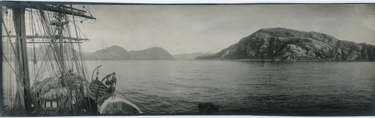 Panoramavy från Eldslandet / Tierra del Fuego, Argentina. Bilden tagen från Antarktiska undsättningsexpeditionens fartyg FRITHJOF.