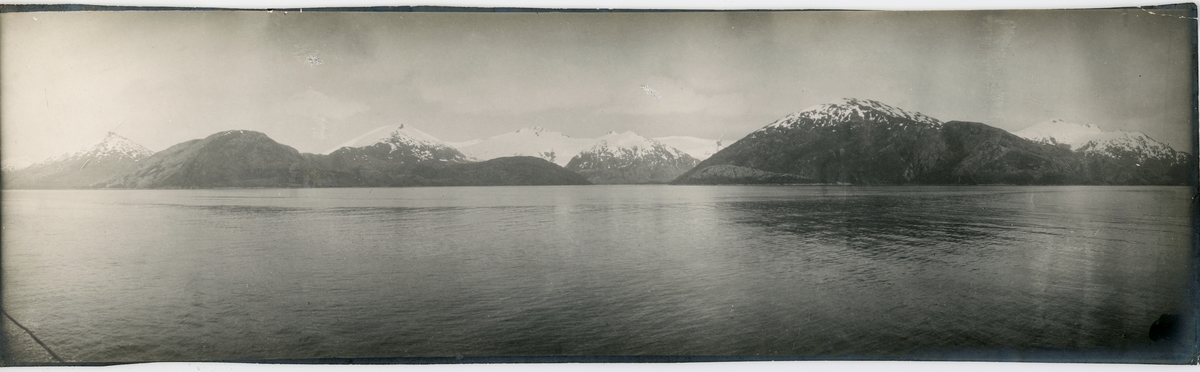 Panoramavy från Eldslandet / Tierra del Fuego, Argentina. Bilden tagen från Antarktiska undsättningsexpeditionens fartyg FRITHJOF.