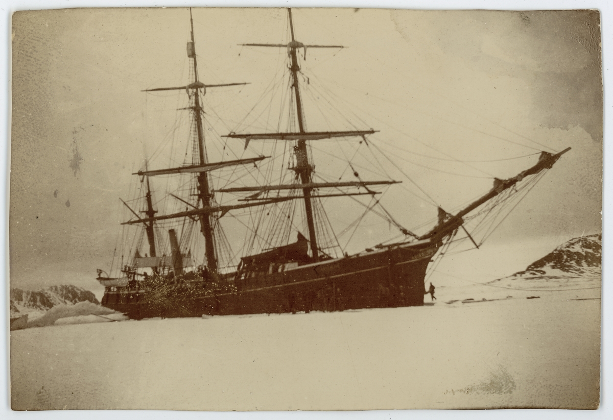 Första svenska Antarktisexpeditionen. Expeditionsfatyget ANTARCTIC vid en nyligen invgid isdocka, möjligen 1902. Påskrift på originalets baksida: "Le premier jour dans notre dock de glace"