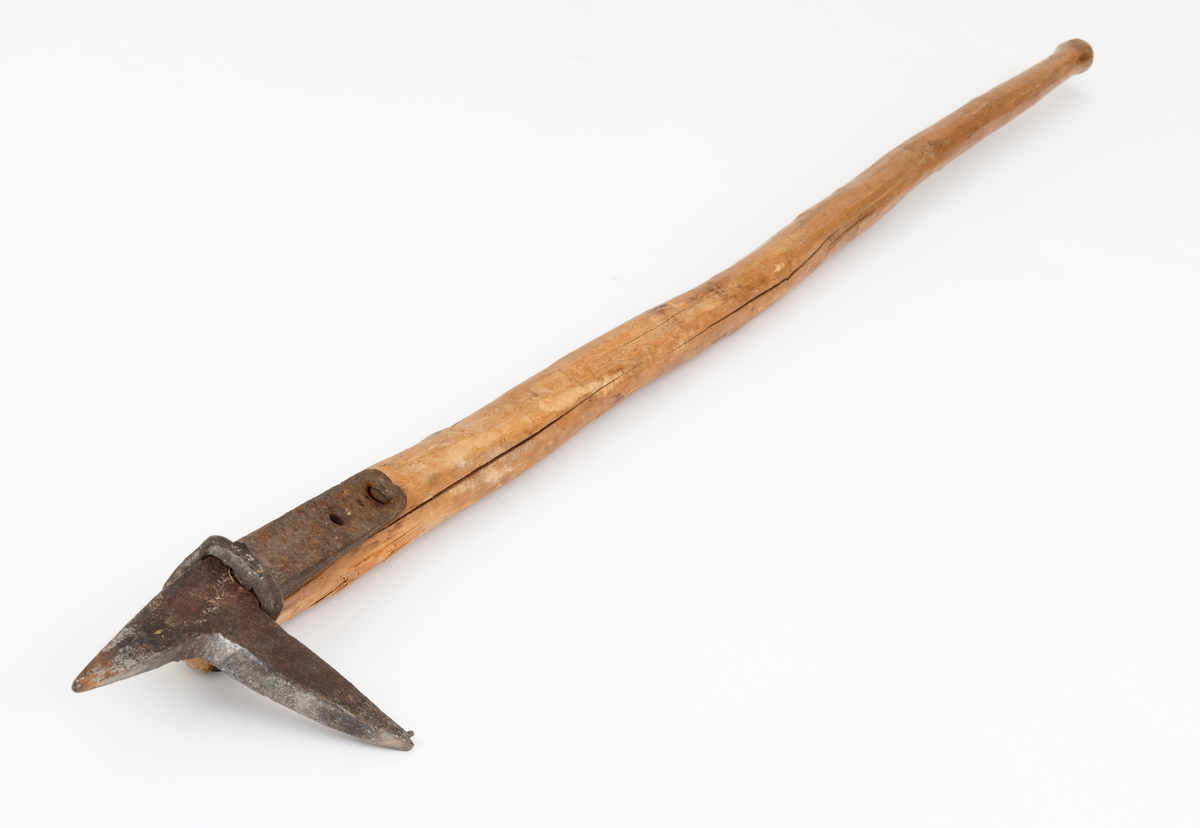 Fløterhake med treskaft. Den smidde haken er 25,1 centimeter lang. Den har en cirka 14,5 centimeter lang og 3,2 centimeter bred flat tange med to gjennombrutte skrue- eller spikerhull. Tangen ligger en mot ei flattelgjet sone ved skaftets fremre ytterende. Her er det festet ved hjelp av en maskinskrue som er ført gjennom det bakre skruehullet og skaftet. Forholdet mellom den fremre delen av tangen og skaftet er stabisert ved hjelp av en smidd jernring som omslutter begge disse komponentene. I forlengelsen av tangen har fløterhaken en framoverrettet, spisst triangulær pigg - i enkelte dialekter kalt «stingar'n» - som er 7,5 centimeter lang. Denne piggen ble brukt når fløterne hadde behov for å bende løs stokker som hadde filtret seg sammen i vassdraget. Haken har også en pigg som står noenlunde vinkelrett på de hittill nevnte komponentene - i noen dialekter kalt «hoggar'n», fordi fløtere hogg denne piggen inn i yteveden på stokkene når de hadde behov for å skyve dem fra seg eller trekke dem mot seg. På dette redskapet er hoggar'n om lag 9 centimeter lang. Spissen er noe oppfliset, og ville vel blitt filt, eller oppvarmet i esse og hamret kvass igjen, dersom haken skulle brukes i praktisk fløting igjen. Skaftet er 137 centimeter langt. Der lagd av stammen fra et undertrykt, seinvokst lite grantre som er barket og overflatebehandlet med kniv. Den smidde haken er festet i rotenden av dette skaftet.