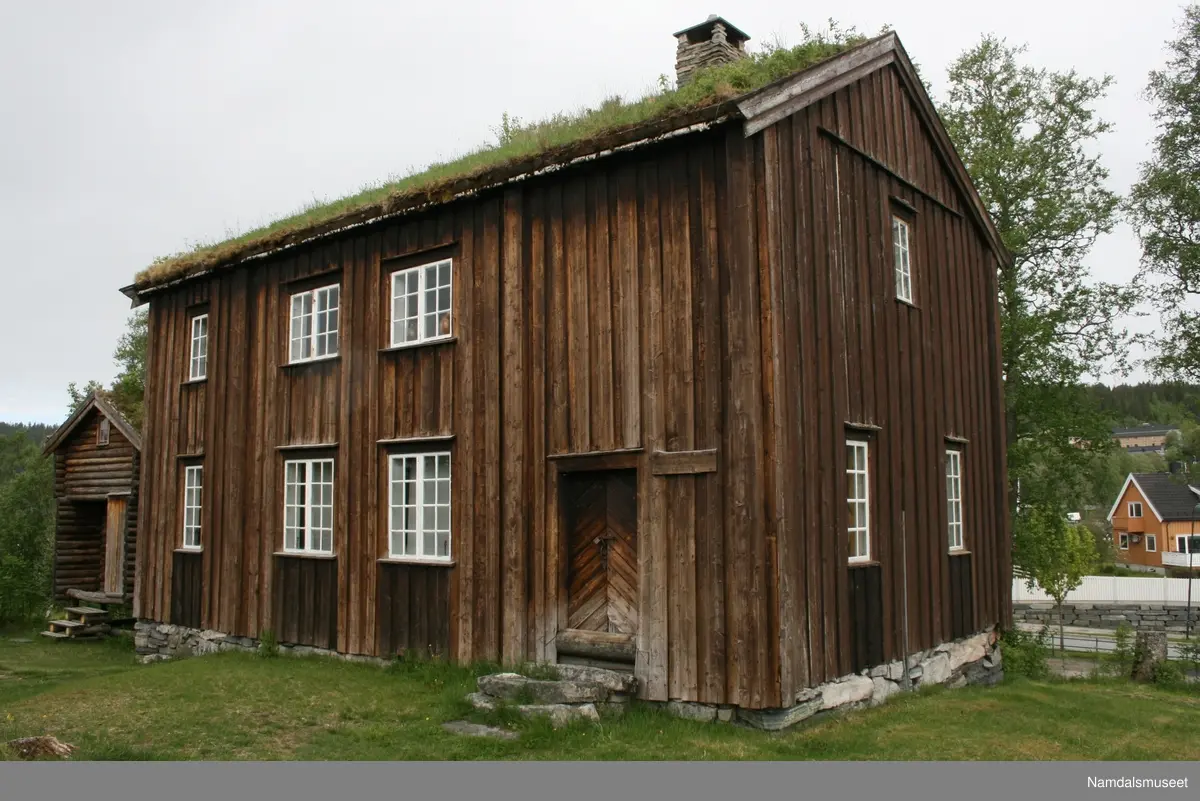 Laftet bygning med bordkledning i Tømmermannskledning.  Treromsstue med to kammers og loft.