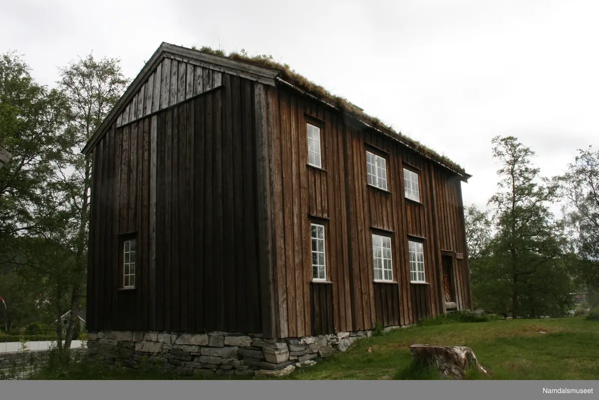 Laftet bygning med bordkledning i Tømmermannskledning.  Treromsstue med to kammers og loft.