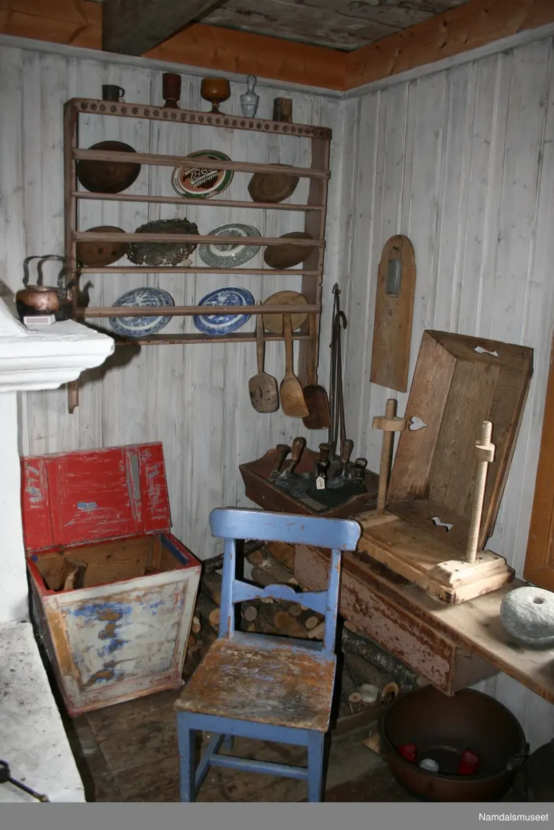 Laftet bygning med bordkledning i Tømmermannskledning.  Treromsstue med to kammers og loft.