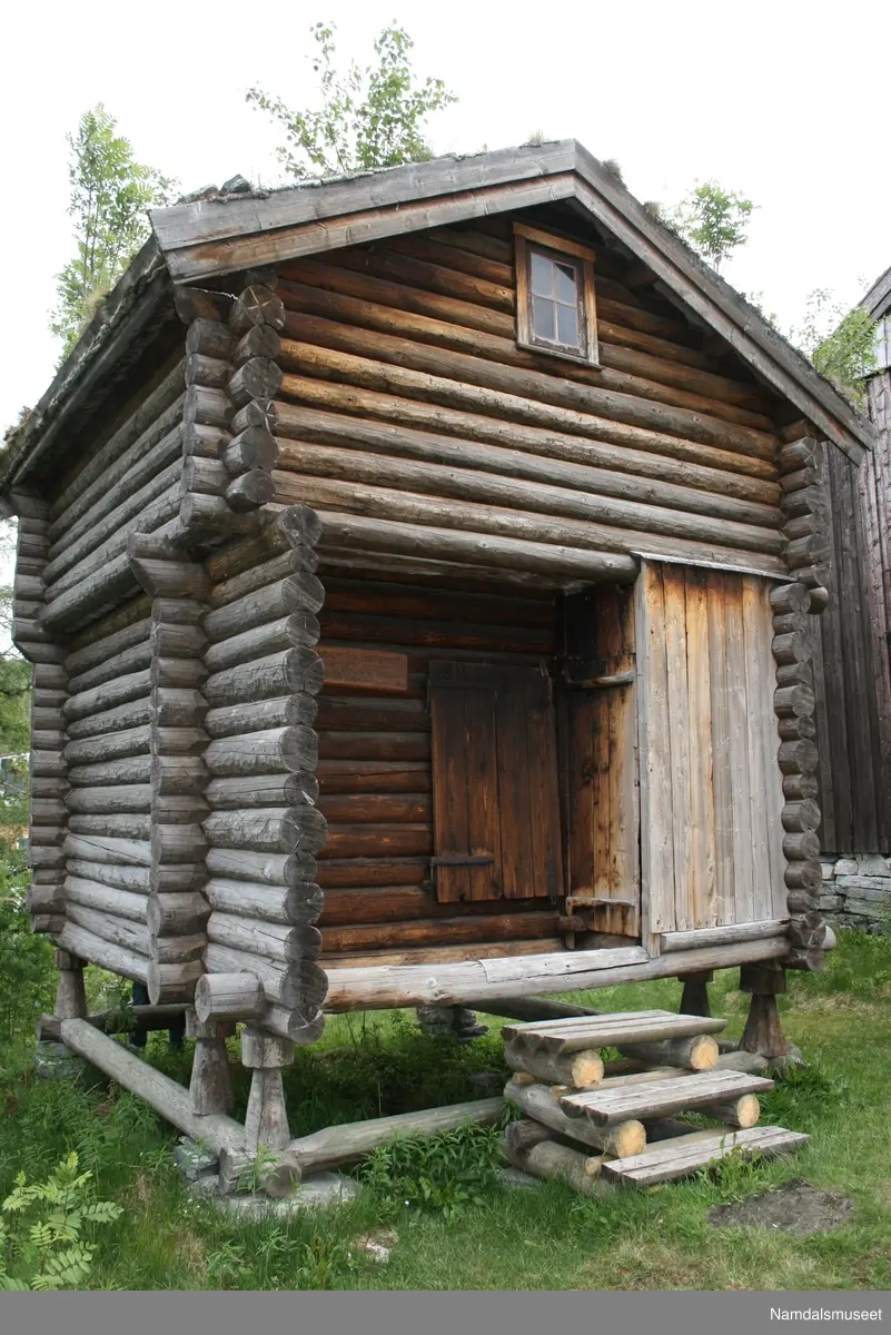 Bygning i tømmerlaft med torvtak. Står på stabber. Huset er en del av 1700-talls tunet på Namdalsmuseet.