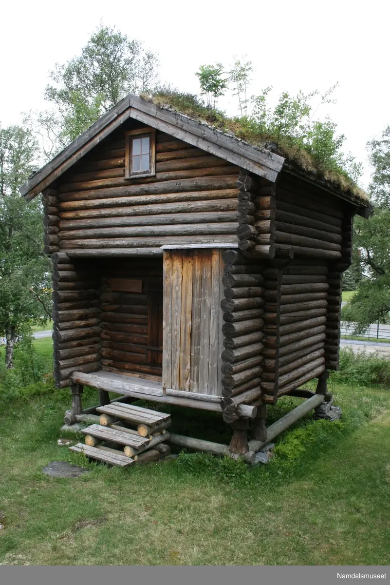 Bygning i tømmerlaft med torvtak. Står på stabber. Huset er en del av 1700-talls tunet på Namdalsmuseet.