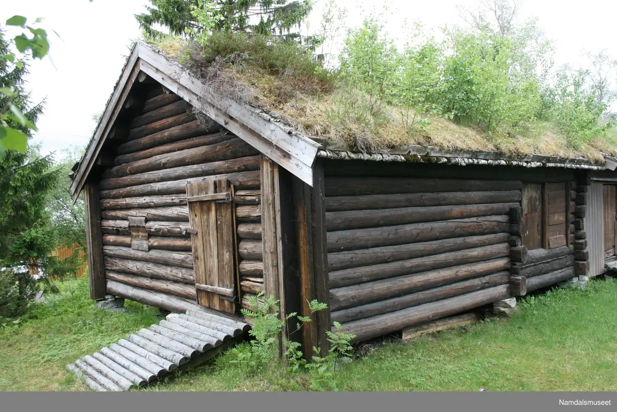 Bygning i laftet plank og reisverk. Navnet på bygningen, Salenhusa, som bekriver noe i flertall kommer av at dette er to hus med to ulike funksjoner bygd sammen som ett hus. Høyløe og fjøs, sannsynligvis opprinnelig et saufjøs.