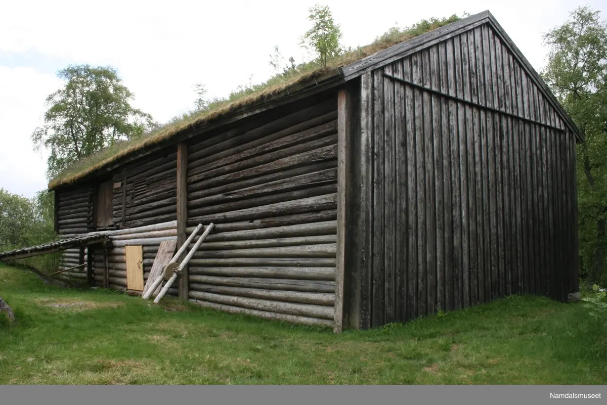 Kornlåven er bygd i laftet tømmer. I hver ende er det et kornstål for oppbevaring av kornband før tresking. I mellom disse er det et platå der kornet ble trekset. Her står en gjenreist hestevandring med en korntreske.