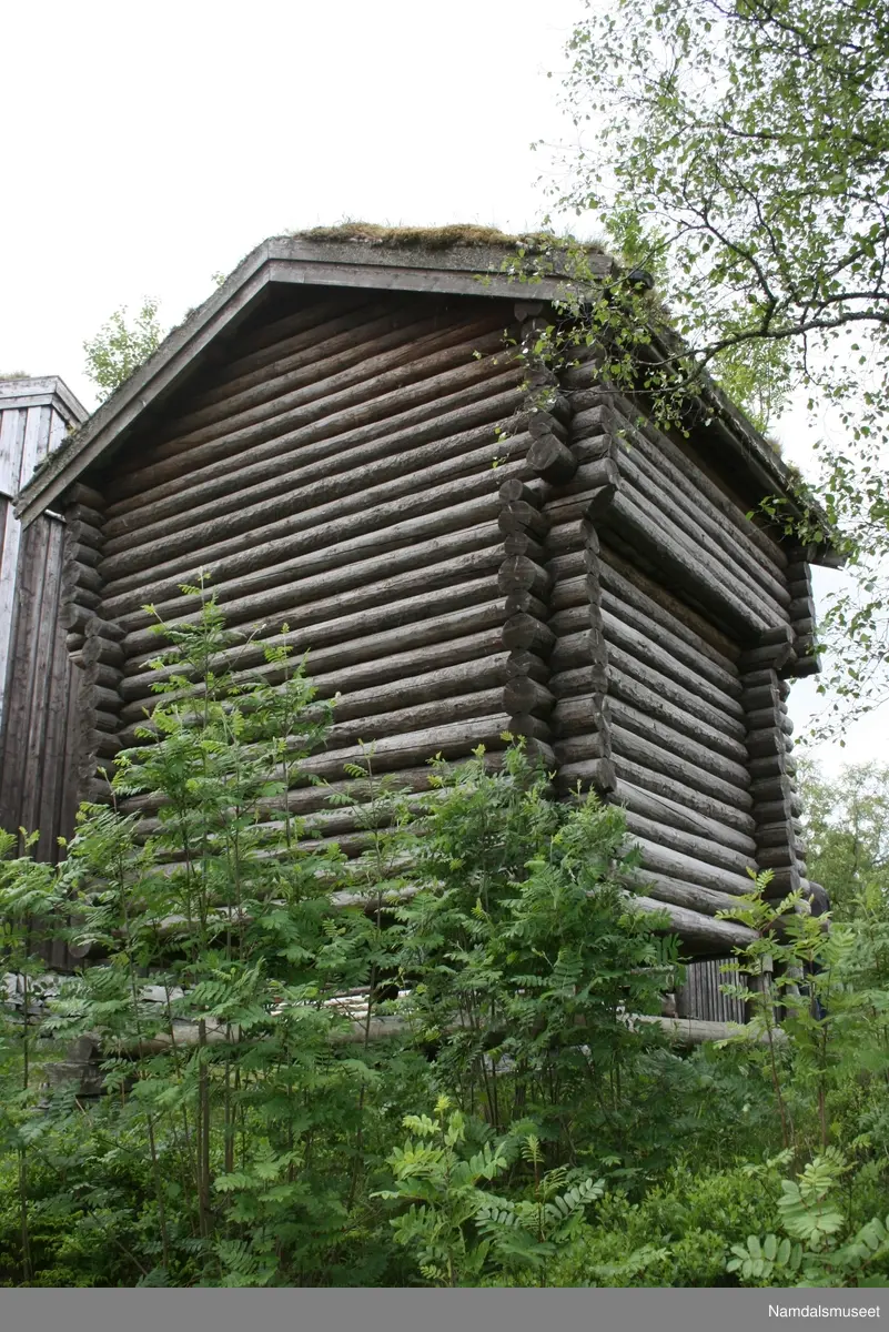 Bygning i tømmerlaft med torvtak. Står på stabber. Huset er en del av 1700-talls tunet på Namdalsmuseet.