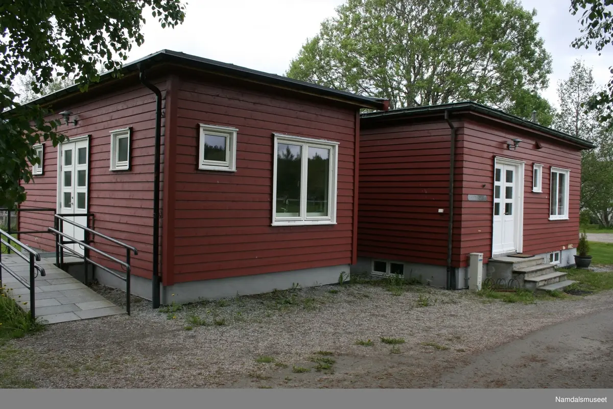 Huset er bygget i 1936 i reisverk. I 2009 fikk huset et påbygg i samme stil. Påbygget inneholder gang, kjøkken og handicapklosett.