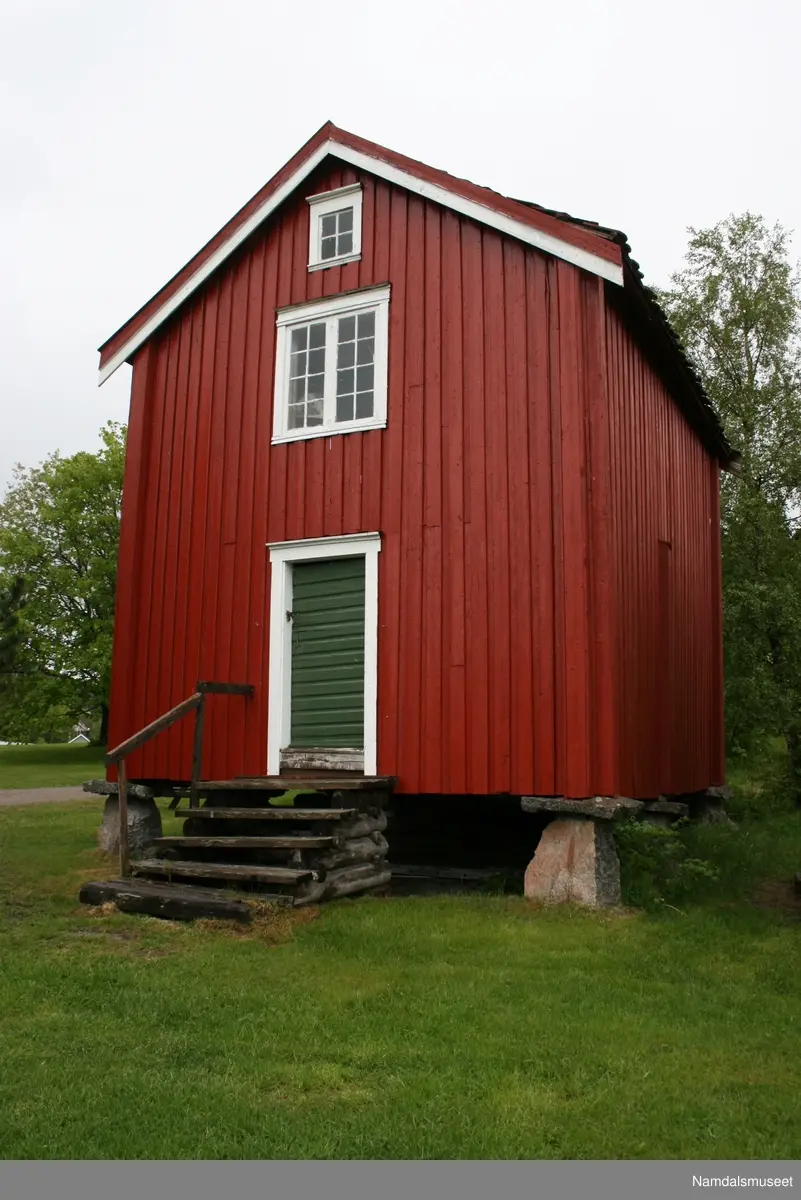 Bygning i treetasje med loft og mørkloft