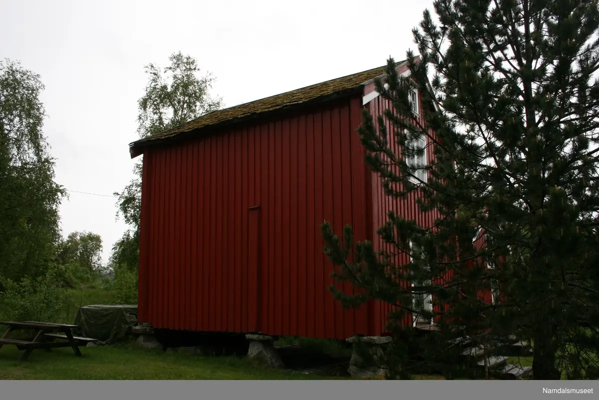 Bygning i treetasje med loft og mørkloft