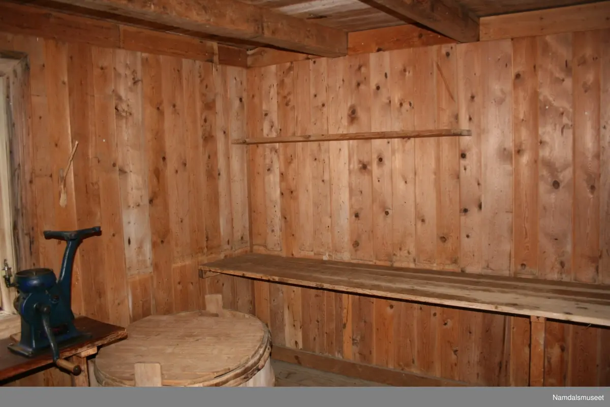 Bygning i treetasje med loft og mørkloft