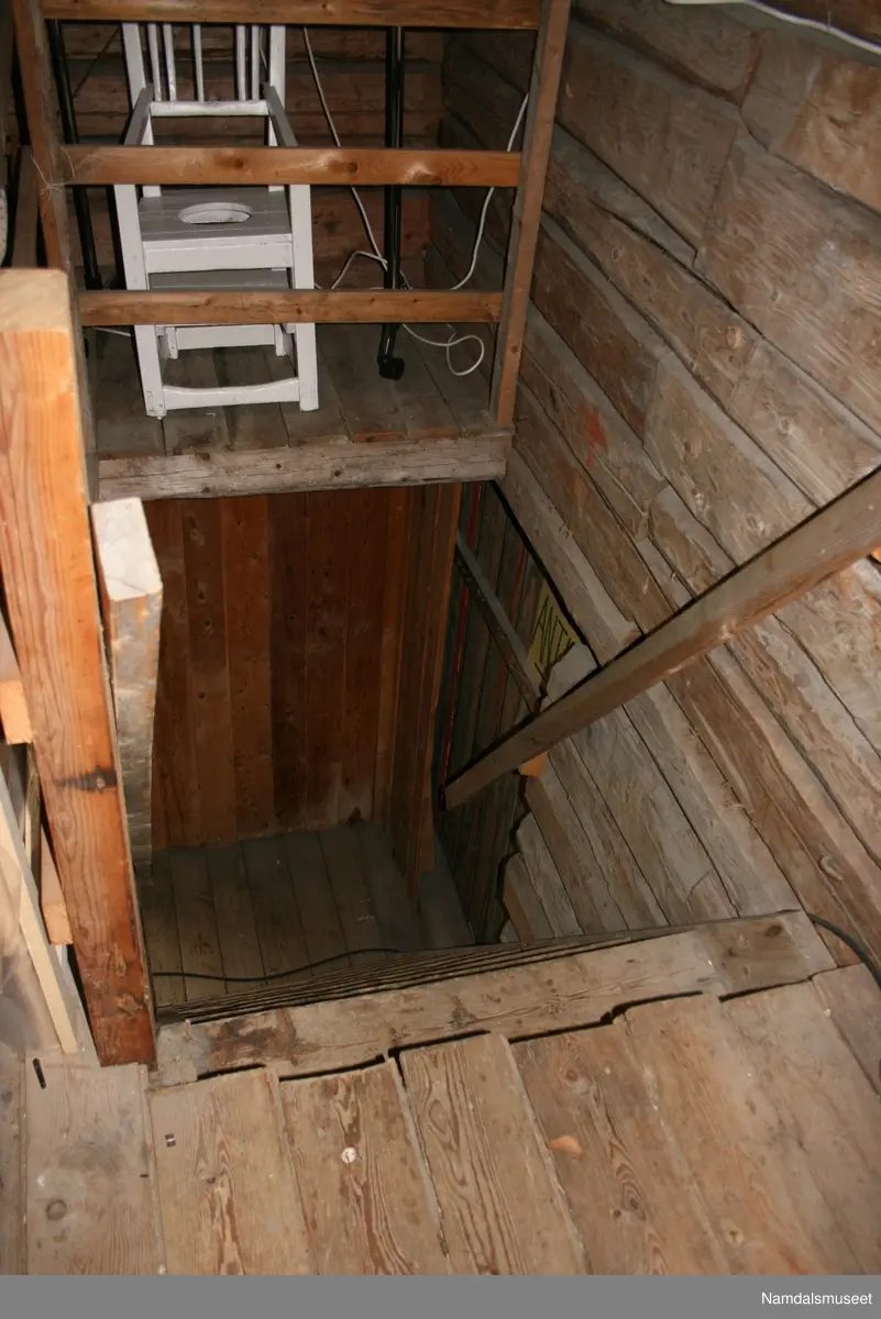 Bygning i treetasje med loft og mørkloft