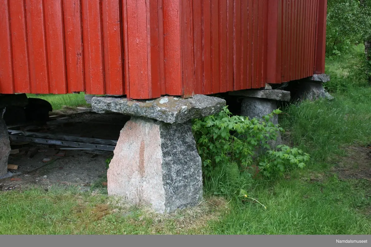 Bygning i treetasje med loft og mørkloft