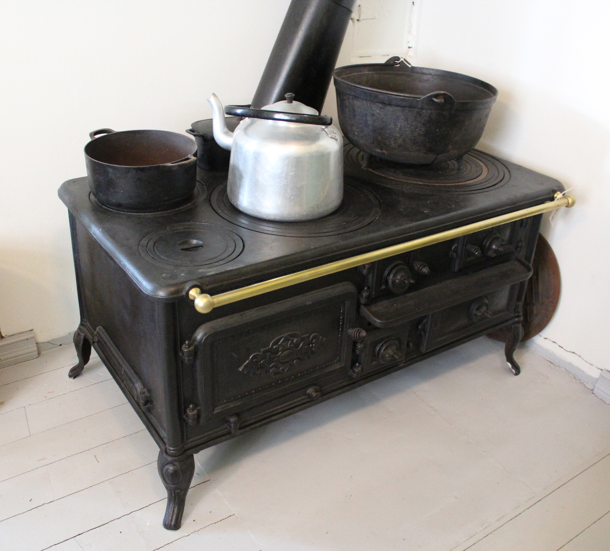 Komfyr i støpejern. Produsert ved Aadals Brug. Merket med No. 21. 

Fra samlingen etter Ole Gjestvang. 