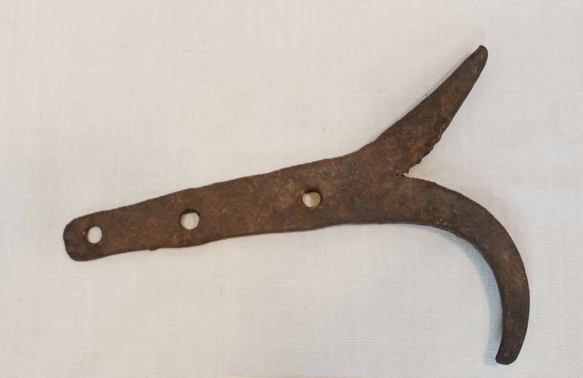 Fløterhake og båtshake. 
Fløterhaken er et hjelpemiddel ved håndtering av tømmer i vassdrag. Båtshaken hørte med til utstyret i båten. 

Fra samlingen etter Ole Gjestvang. 