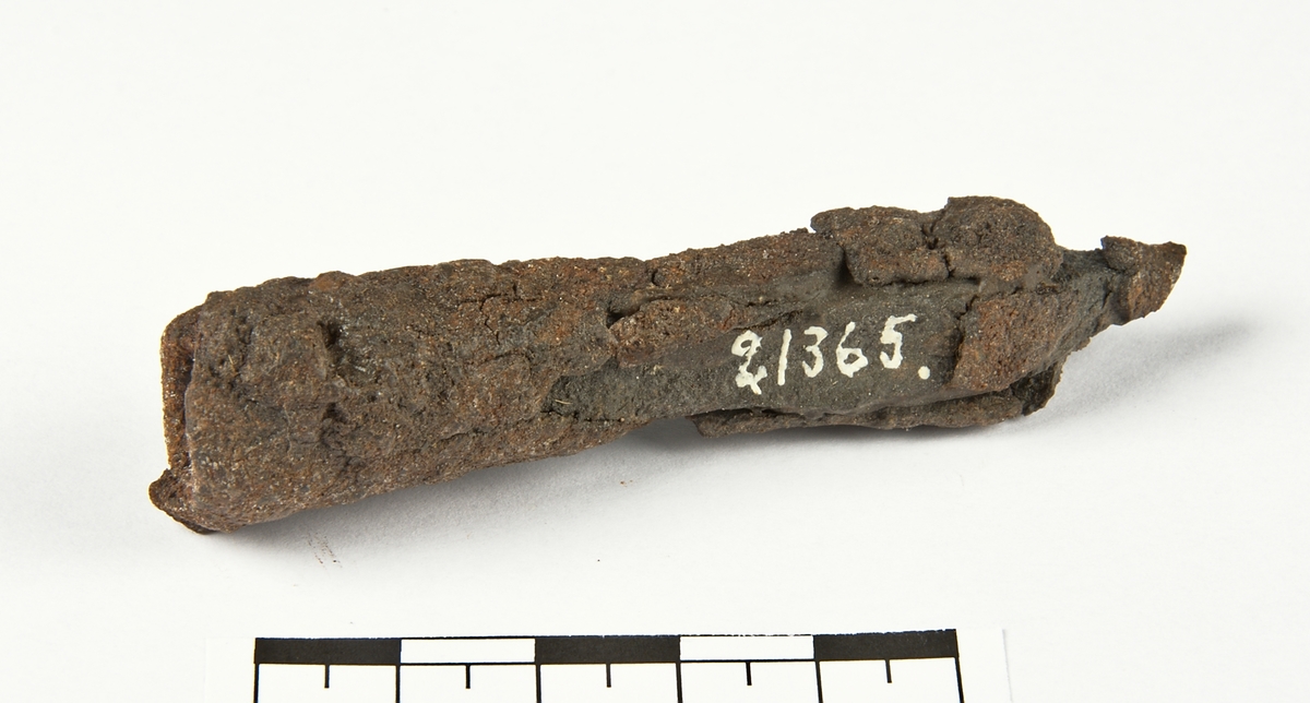 Pilspets av järn med hål för skaftet i spetsen.