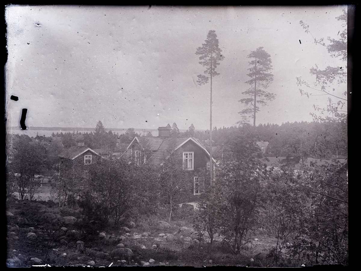 Vy mot en gård.