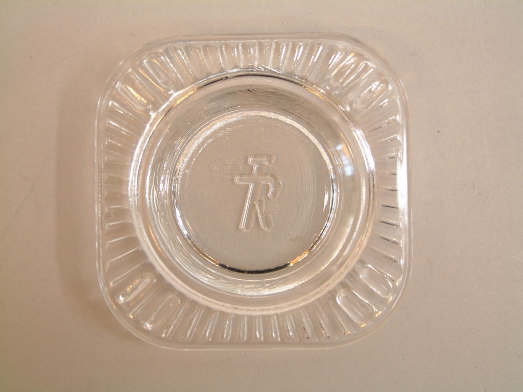 Askkopp i klart glas, märkt med 'TR-pojken' i botten.
   
"TR"= Trafikrestauranger.