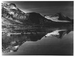 Mjølkedalsbreen og tindene omkring. Jotunheimen